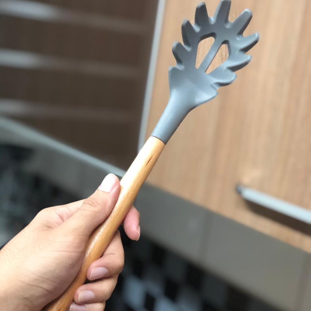 Pegador de Macarrão de Silicone com Cabo de Madeira - Oikos