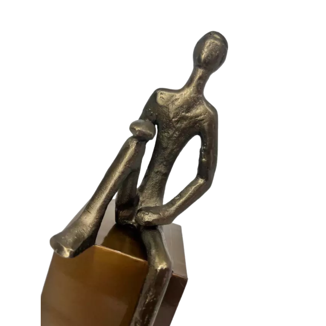Escultura de Metal Homem Sentado com Perna Levantada - Entrecasa
