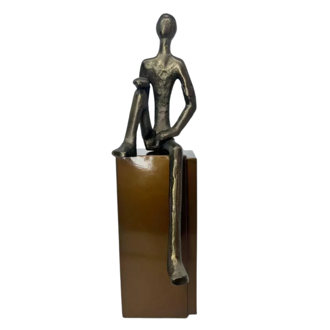 Escultura de Metal Homem Sentado com Perna Levantada - Entrecasa